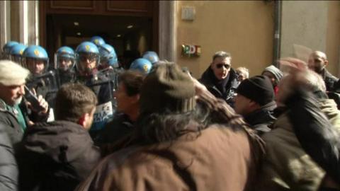 Taxi drivers clash with riot police in Rome