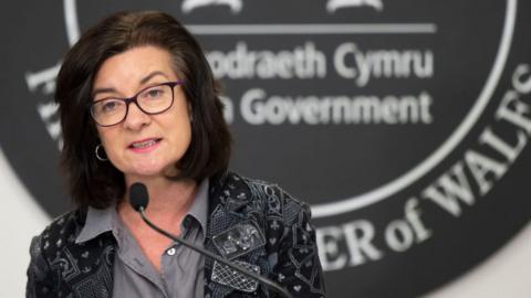 A picture of Eluned Morgan at a Welsh government press conference