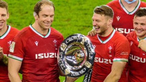 Alun Wyn Jones a Dan Biggar gyda thlws y Goron Driphlyg yn 2021