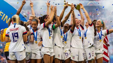 United States players celebrate and lift the trophy after winning the 2019 Women's World Cup