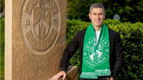 Nick Montgomery with a Hibernian scarf