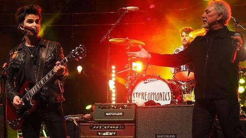 Kelly Jones and Sir Tom Jones share a stage