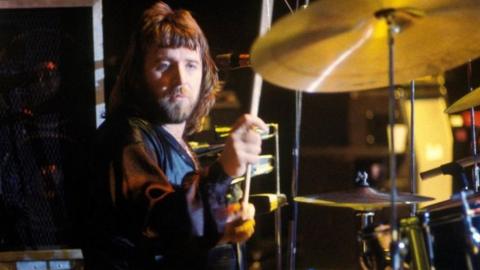 Lee Kerslake performing