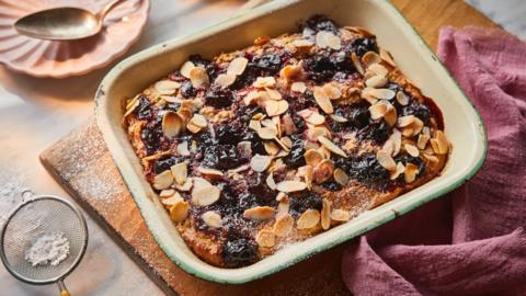 Cherry bakewell baked oats