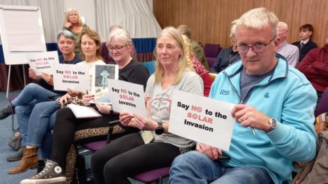 Opponents to solar farms