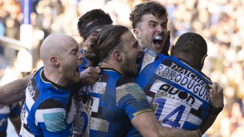 Bath celebrate Tom de Glanville's try