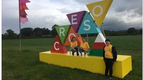 Amelie, Eira a Magi o Lanfair Talhaearn yn cyrraedd y maes ar ddiwrnod cyntaf Eisteddfod yr Urdd 2022