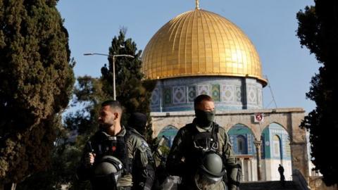 Israeli police in front of Dome of the Rock (05/04/23)