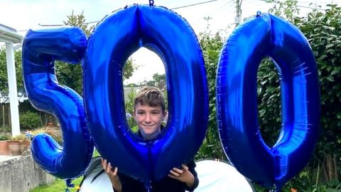 Max with '500' balloons