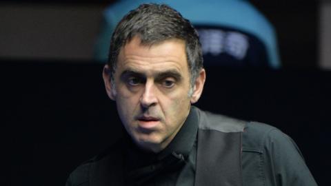 Ronnie O'Sullivan takes a look at the table