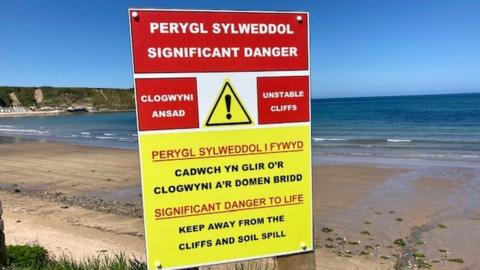 Gwynedd Council has put up new warning signs following the landslip