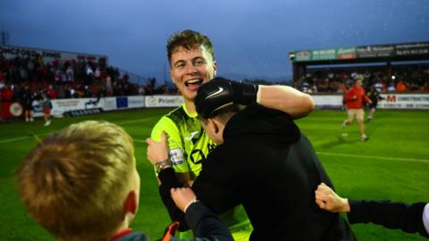 Oxford United have signed goalkeeper Edward McGinty from the League of Ireland's Premier Division