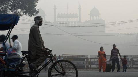 Smog envelopes the Red Fort in Delhi