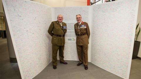 Lt Col David Whimpenny and Lt Gen Richard Nugee pose with the record-breaking card