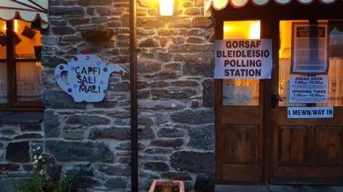 Gorsaf Bleidleisio yng Nghaffi Sali Mali