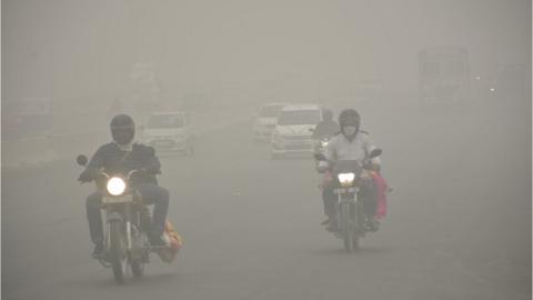 Vehicles on the road amid heavy smog on 3 November 2019 in Ghaziabad, India.