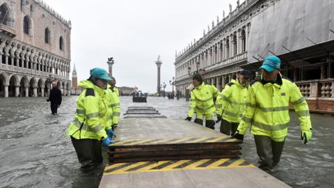 Removal of walkway from flooded St Mark's Square, 15 Nov 19