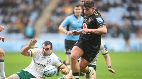 Dan Frost on his way to the line to score for Wasps against London Irish