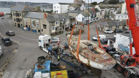 Yacht being lifted