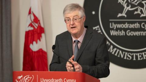 Bydd Mark Drakeford yn manylu ar gynlluniau i symud i lefel rhybudd sero mewn cynhadledd ddydd Gwener