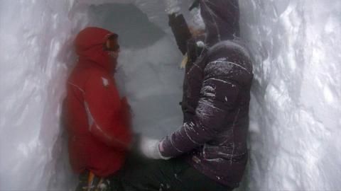 Guide Andy Bateman (L) and Joanne Whalley digging a snow hole