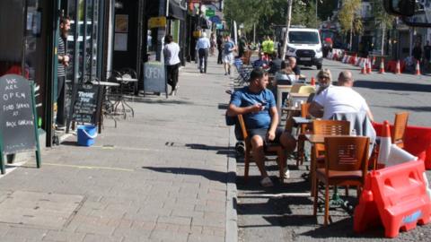 Al fresco dining on Wellfield Road