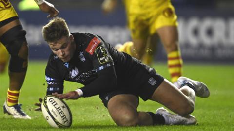 Huw Jones scores for Glasgow