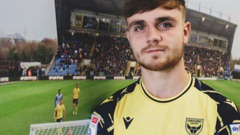 Oxford United have signed midfielder Lewis Bate from Leeds on season-long loan