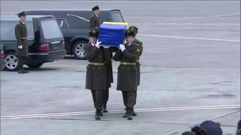 Ukrainian soldiers carry a coffin