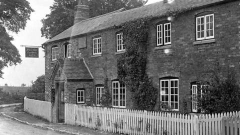 A black and white photograph of the pub in the 1920s