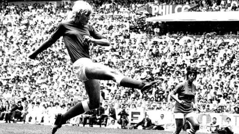 Denmark's Lis Lene Nielsen shoots at goal in the 1971 Women's WC Final in the Azteta Stadium