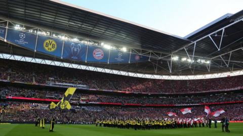 Borussia Dortmund and Bayern Munich players line-up on the pitch ahead of kick-off at the 2013 Champions League final