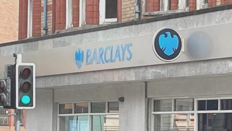 Arwydd Banc Barclays, Bae Colwyn