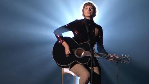 Taylor-Swift-performing