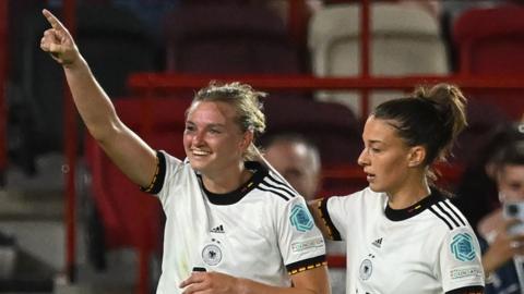 Alexandra Popp celebrates
