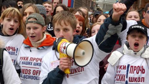 Russian children protest in Riga, 15 Apr 04