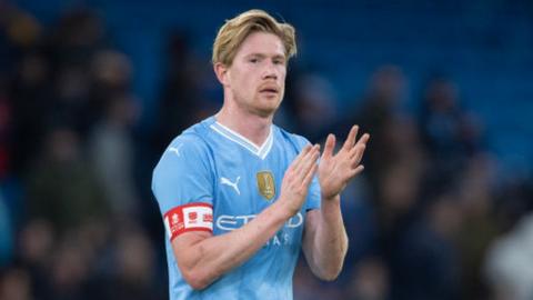 Kevin de Bruyne applauds the fans on his return against Huddersfield