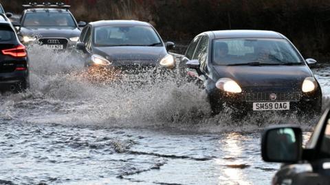 Cars in on the A921