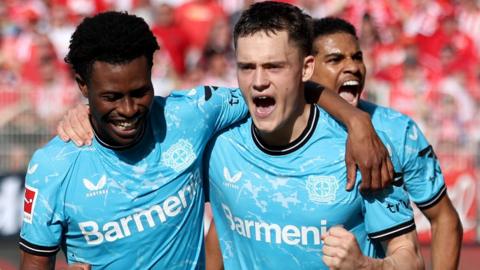 Bayer Leverkusen celebrate Florian Wirtz's penalty against Union Berlin