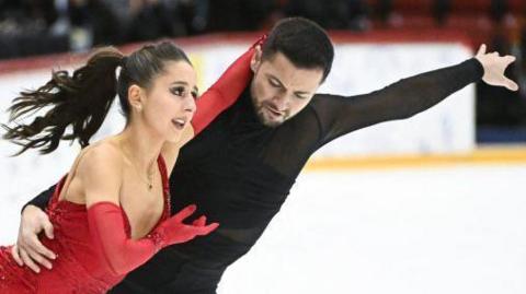 Lilah Fear and Lewis Gibson skating