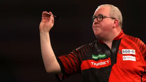 Stephen Bunting throws a dart