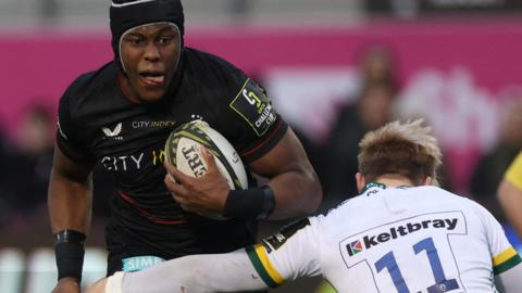 Maro Itoje sprints past Ollie Hassell-Collins