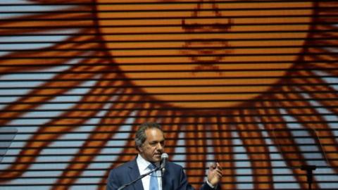 Daniel Scioli speaks at an election rally in Buenos Aires, 22 October 2015