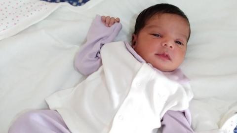 Yemeni mother gives birth ten hours after she was rescued from the rubble
