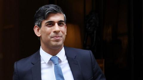 Rishi Sunak departomg 10 Downing Street