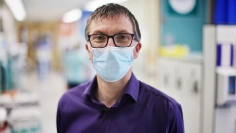 Dr Tom Fardon is a consultant Physician in Respiratory and General Internal Medicine at NHS Tayside