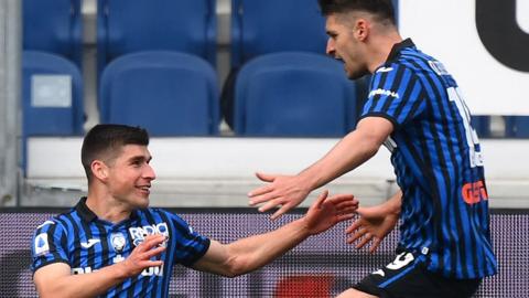 Atalanta's Ukrainian midfielder Ruslan Malinovskiy (L) celebrates