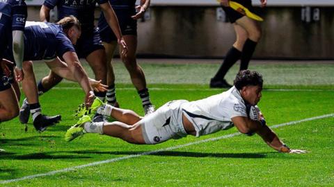 Kepueli Tuipulotu diving over the try line