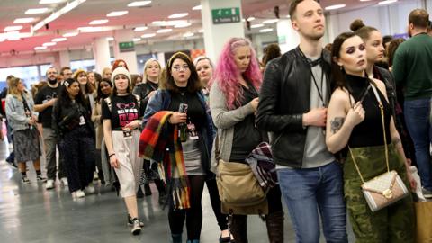 Queue at DragCon