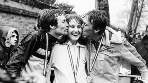 American Dick Beardsley (left) and Norway's Inge Simonsen, joint winners of the 1981 men's race, congratulate Joyce Smith on winning the women's event